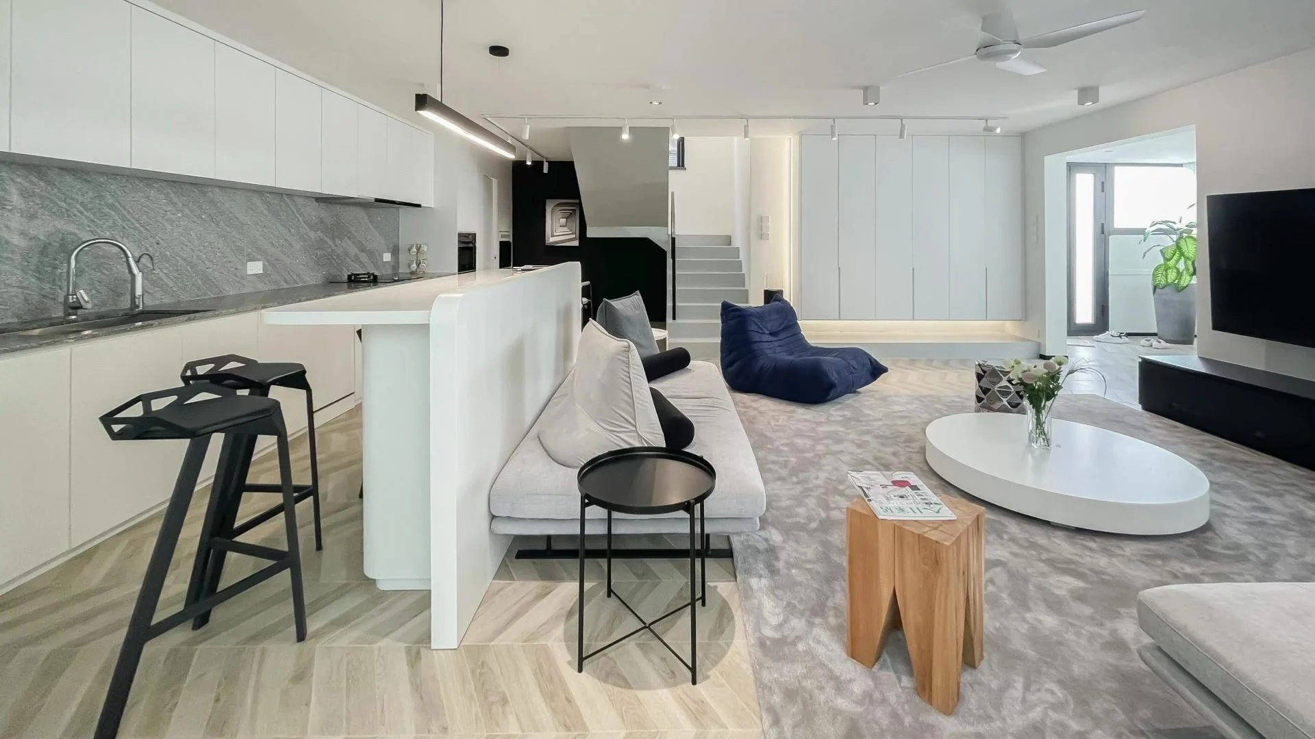 ED Design 明亮開放式住宅,設有廚房、客廳與整合收納