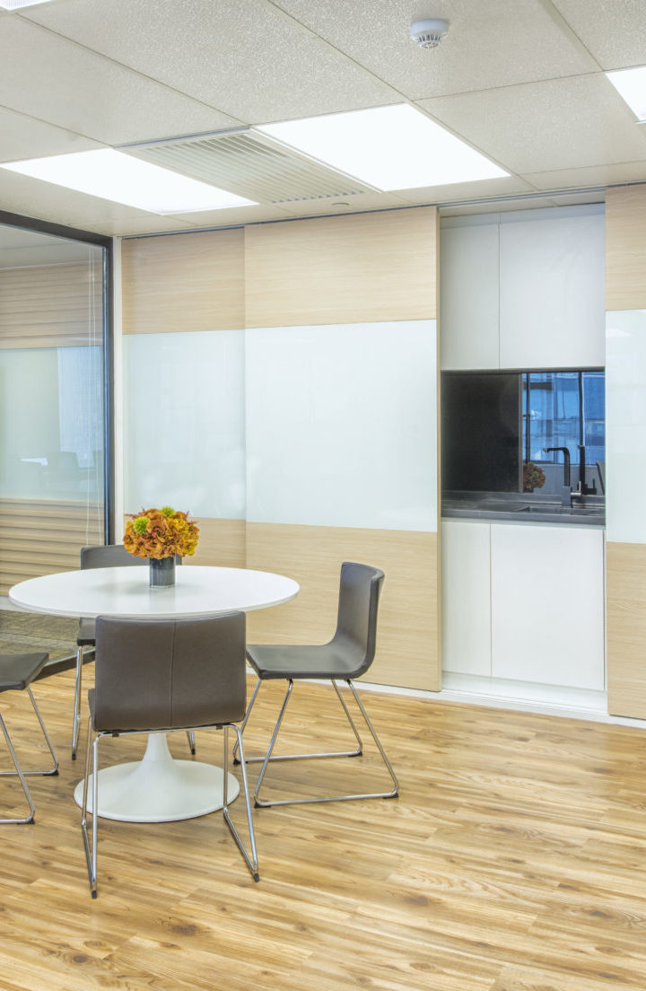 Wah Luen (Hong Kong) Office ｜ White curved reception desk with a dark background wall