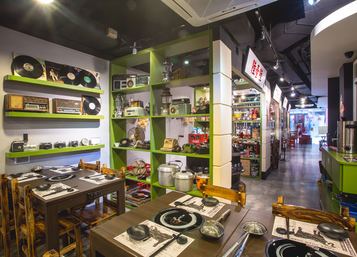 616 Nostalgic Beef Hotpot Restaurant | Retro Coca‑Cola clock on the green shelving