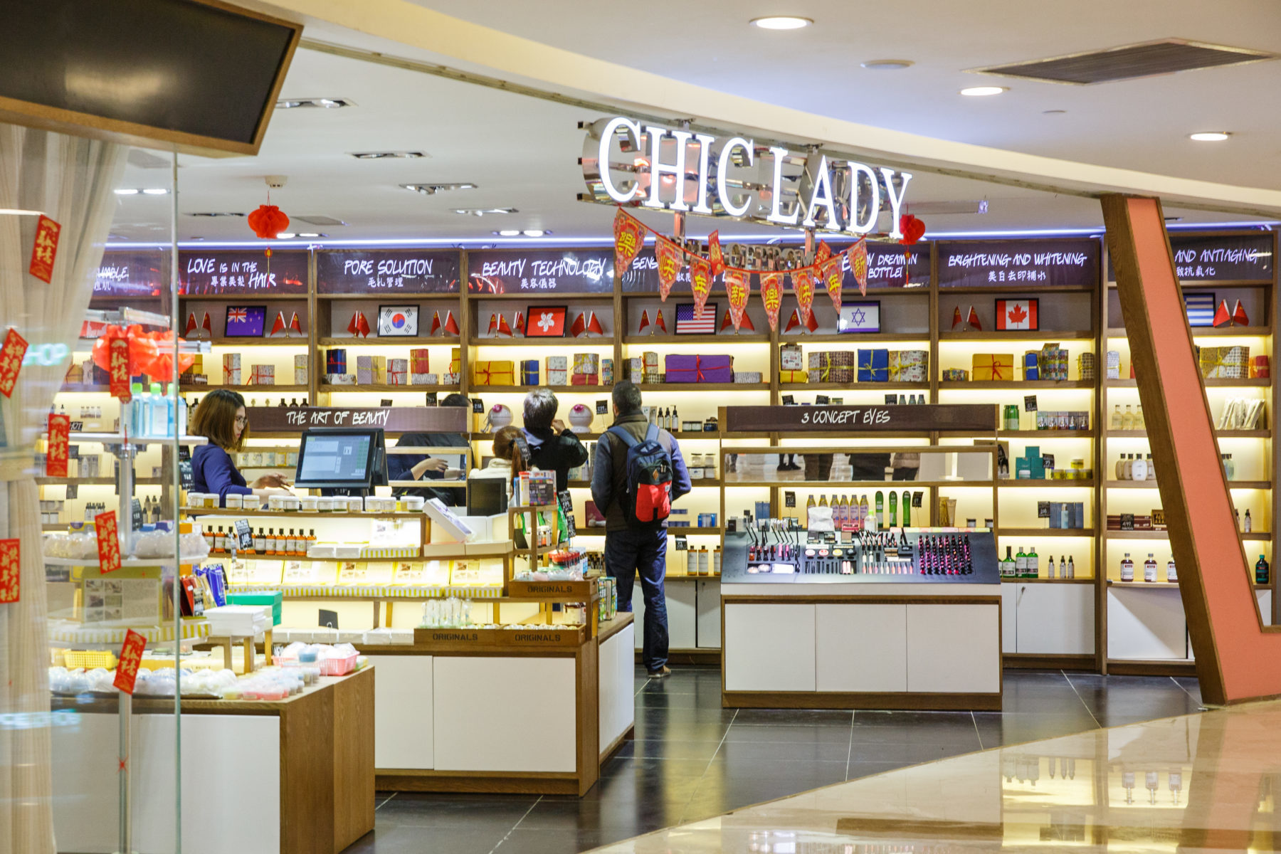 Chic Lady Cosmetics Store | Interior Circulation and Lighting