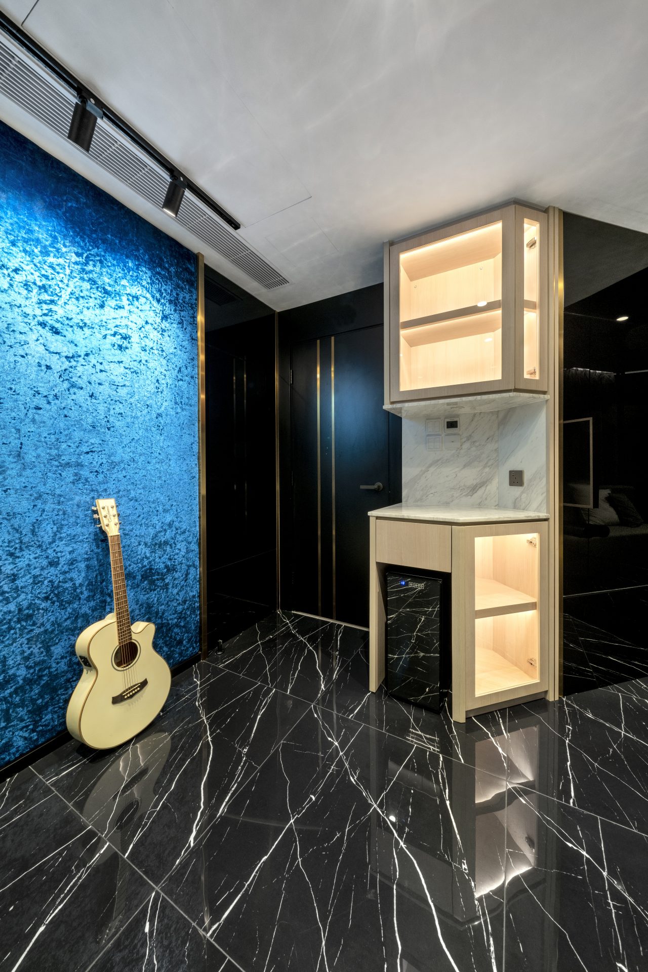 Hong Kong Parkview｜Study or workspace with a wooden desk and shelving