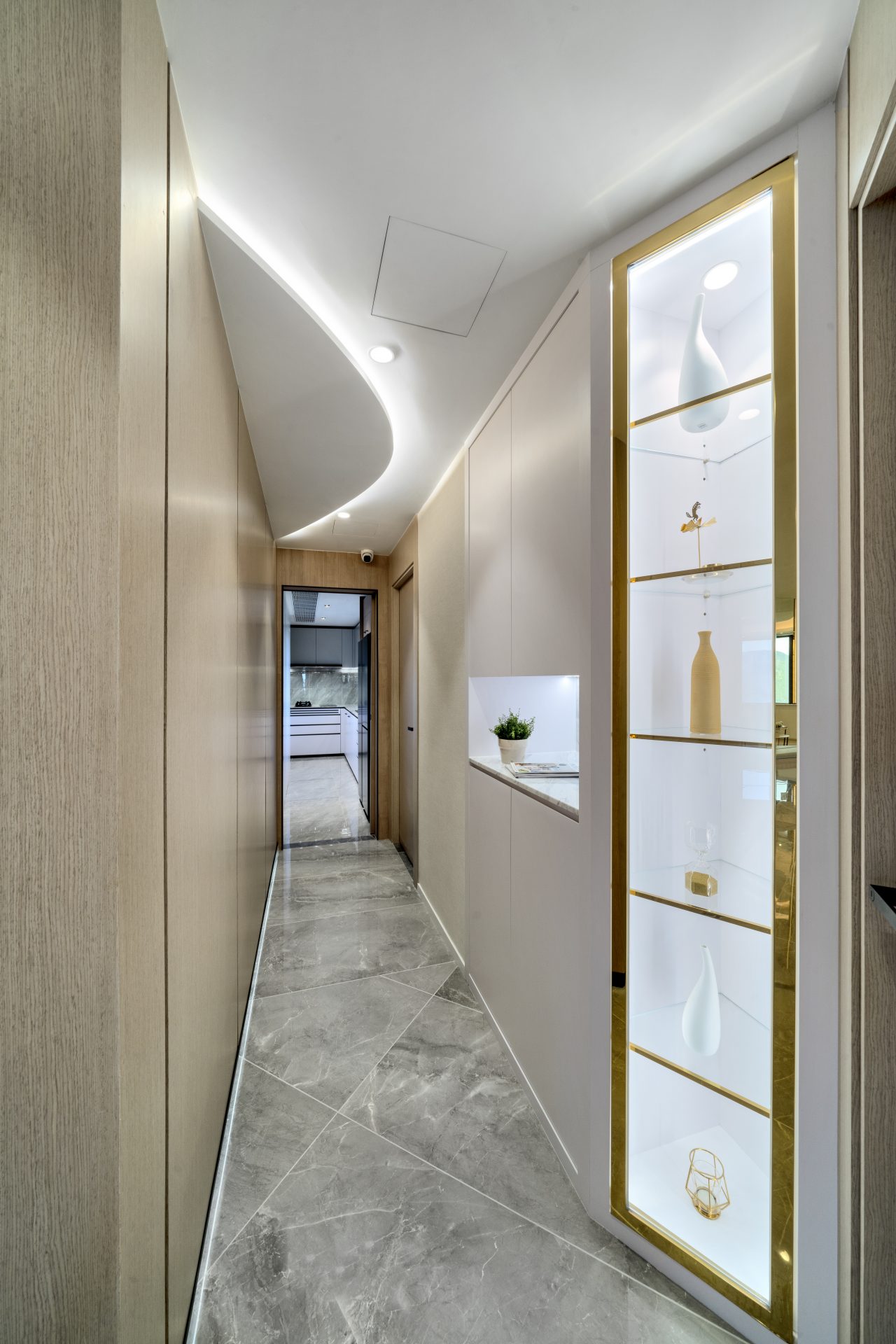 Hong Kong Parkview｜Corridor space with feature display cabinets and ceiling lighting